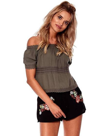 Czarne szorty z żorżety z haftem zwiewne Yups