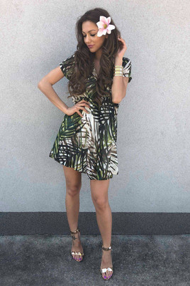 Sukienka Cocomore Boutqe z motywem roślinnym beżowo zielona