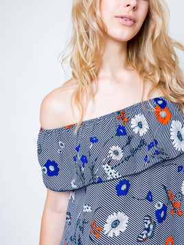 Sukienka z dekoltem carmen zdobiona nadrukiem w kwiaty i motyle granatowa