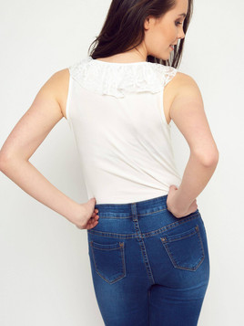 Body z dekoltem w serek i koronką ecru