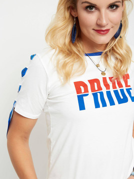 Biały t-shirt Pride z ozdobną taśmą
