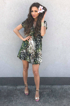 Sukienka Cocomore Boutqe z motywem roślinnym beżowo zielona