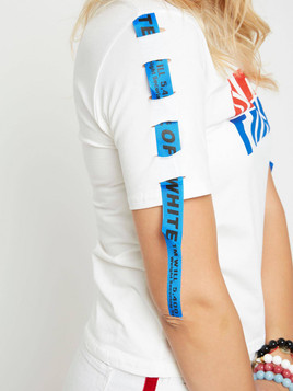 Biały t-shirt Pride z ozdobną taśmą