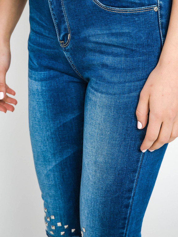 Jeansy zdobione przecięciami i dżetami na kolanach granatowe