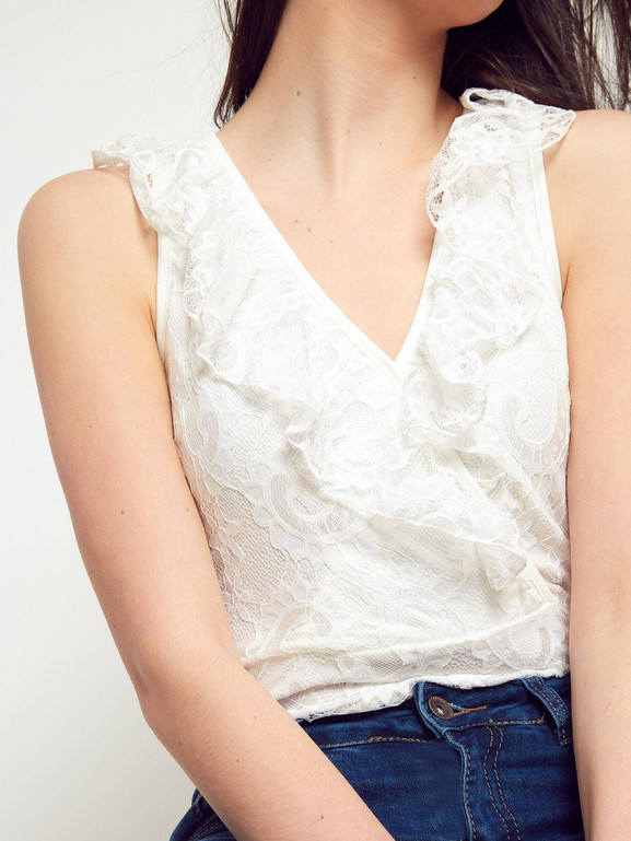 Body z dekoltem w serek i koronką ecru