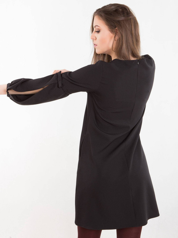 Sukienka zdobiona rozcięciami na rękawach czarna