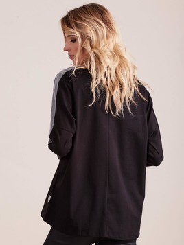 Bluzka o szerokim kroju z ozdobną kieszenią czarna