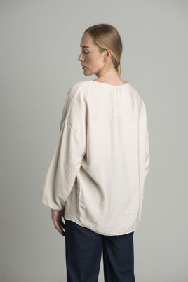 Beżowa bluzka oversize z ozdobnym kwiatem