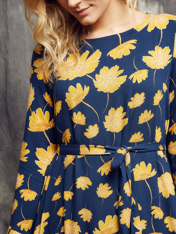 Sukienka w kwiaty Cocomore Boutiqe wiązana w pasie granatowa