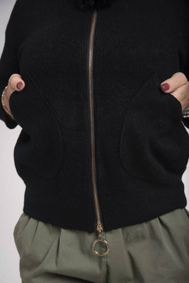 Czarny miękki sweter zapinany na zamek