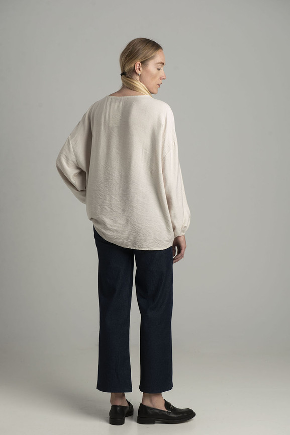 Beżowa bluzka oversize z ozdobnym kwiatem