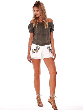 Białe szorty z żorżety z haftem zwiewne Yups