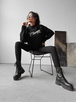 Czarny sweter z haftem  LOCO OLAVOGA