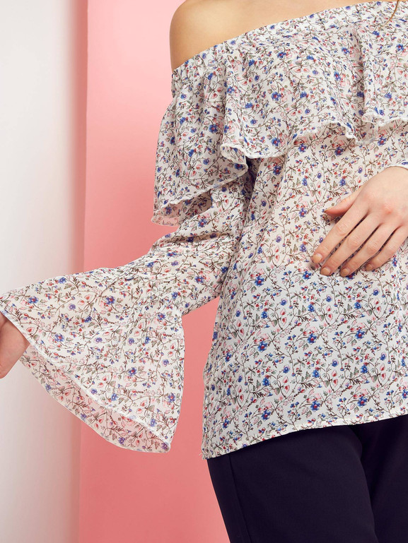 Bluzka w kwiaty z dekoltem carmen Cocomore Boutiqe biała