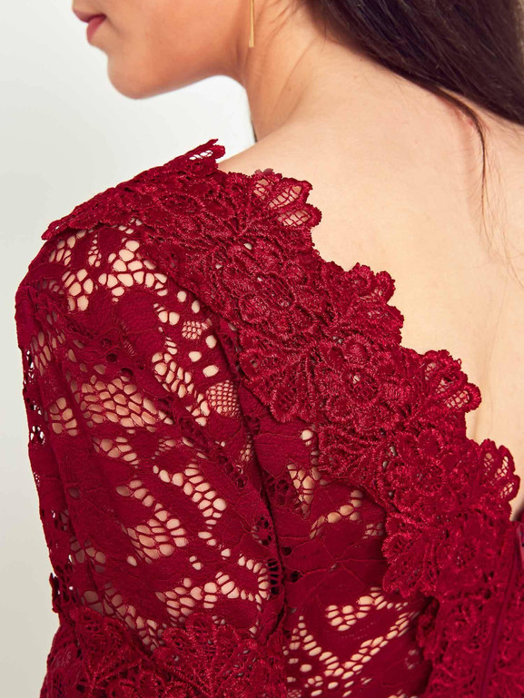 Sukienka ołówkowa zdobiona koronką bordowa