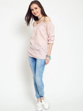Bluzka z perełkami odsłaniająca ramiona jasno różowa