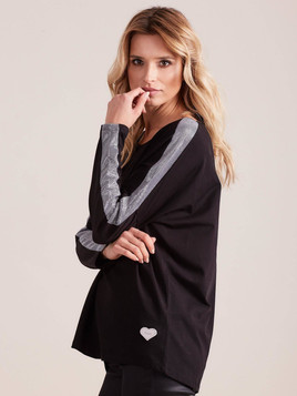 Bluzka o szerokim kroju z ozdobną kieszenią czarna