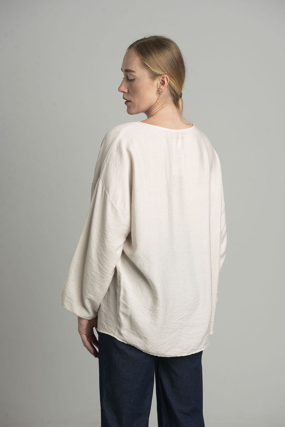 Beżowa bluzka oversize z ozdobnym kwiatem