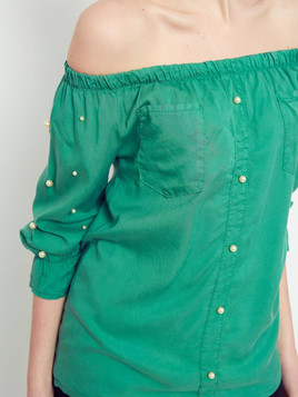 Bluzka z perełkami odsłaniająca ramiona zielona