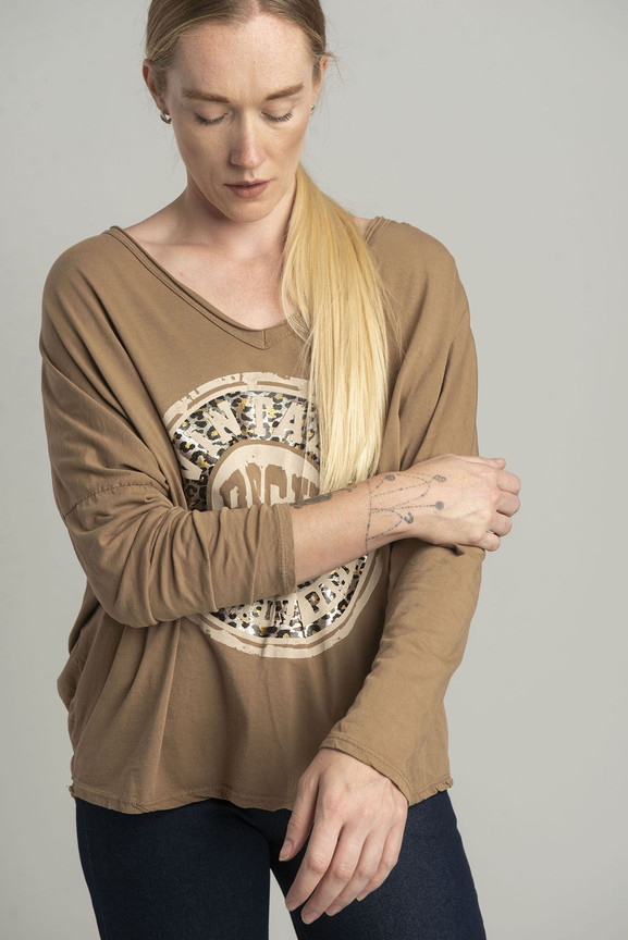 Camelowa bluzka oversize z błyszczącym nadrukiem