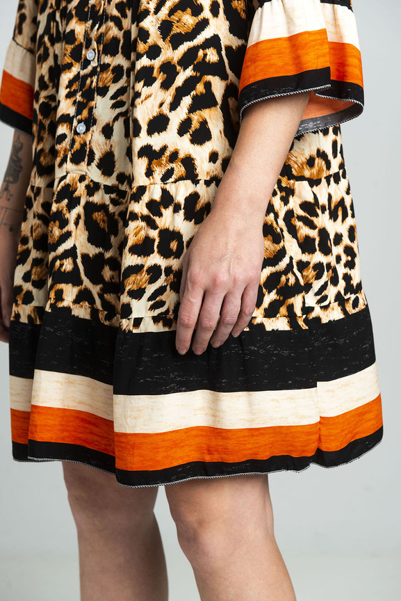 Beżowa luźna sukienka w panterkę