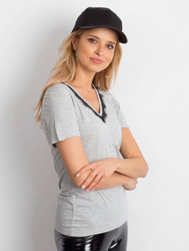 Bluzka z dekoltem w serek zdobiona koronką szara