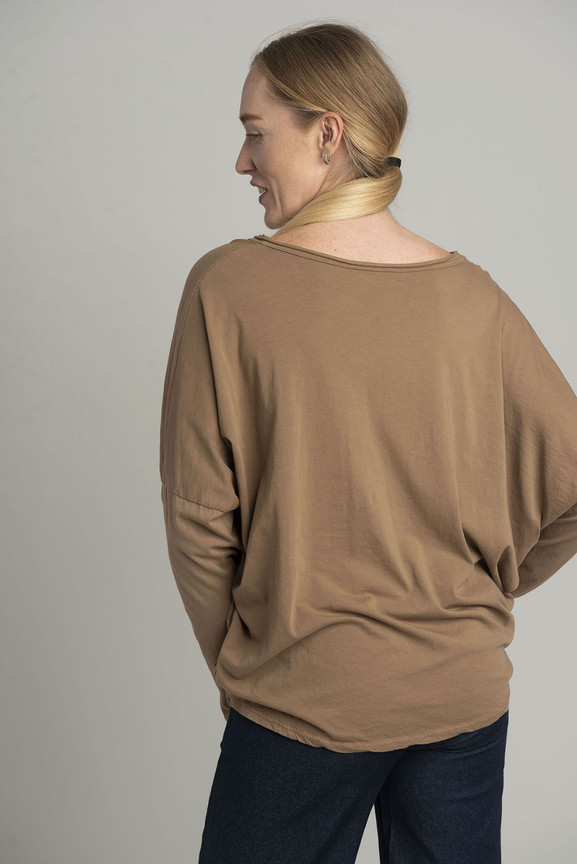 Camelowa bluzka oversize z błyszczącym nadrukiem