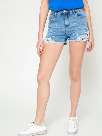 Szorty zdobione koronką i perełkami błękitne