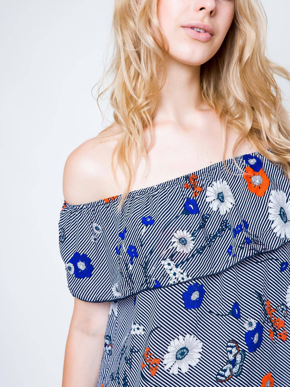 Sukienka z dekoltem carmen zdobiona nadrukiem w kwiaty i motyle granatowa