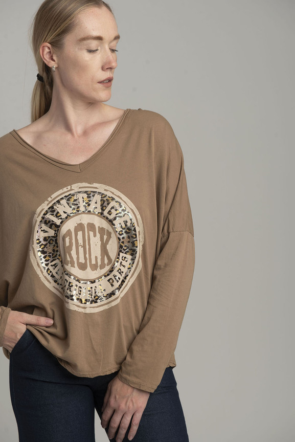 Camelowa bluzka oversize z błyszczącym nadrukiem