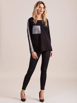 Bluzka o szerokim kroju z ozdobną kieszenią czarna