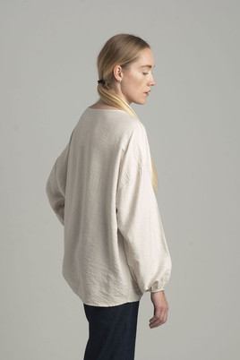 Beżowa bluzka oversize z ozdobnym kwiatem