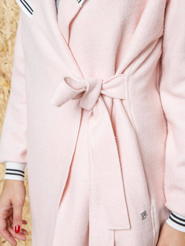 Płaszcz Lemonada zdobiony biało czarną lamówką różowy