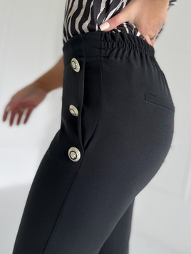 Czarne spodnie zdobione złotymi guzikami Coomore