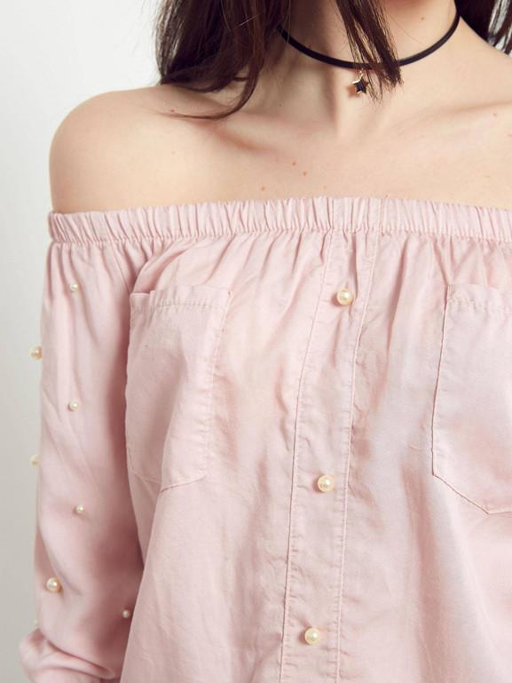 Bluzka z perełkami odsłaniająca ramiona jasno różowa