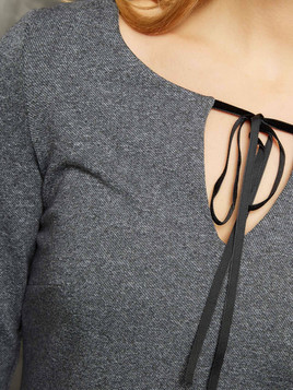 Sukienka King Young z wiązaniem przy dekolcie antracyt