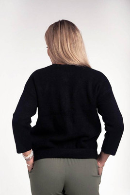 Czarny miękki sweter zapinany na zamek