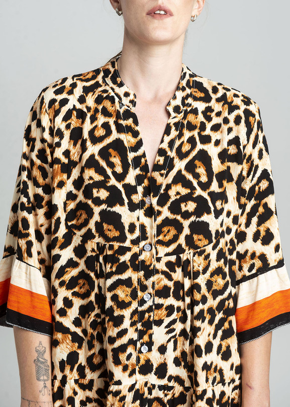 Beżowa luźna sukienka w panterkę