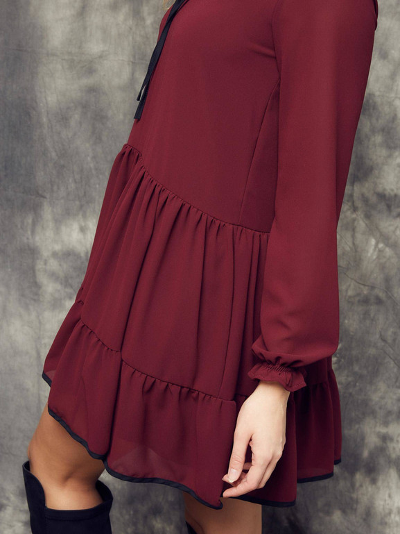 Sukienka Cocomore Boutiqe ze stójką i marszczeniami bordowa