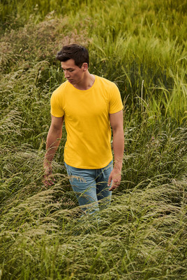 Żółta koszulka męska z czesanej bawełny Iconic rękawem Fruit of the Loom