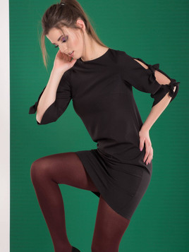 Sukienka zdobiona rozciętymi rękawami czarna