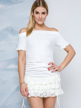 Sukienka Lemonada zdobiona dekoltem carmen i koronkowymi falbankami ecru