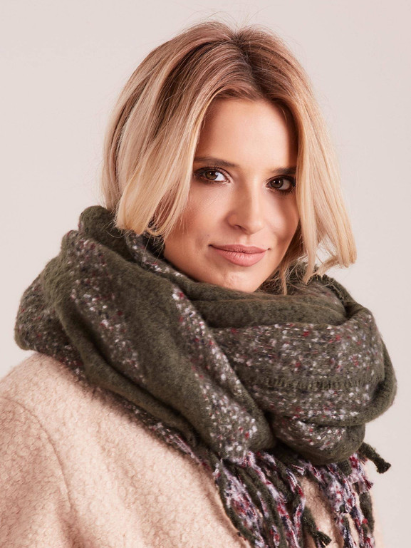 Szalik w pasy z frędzlami zielony