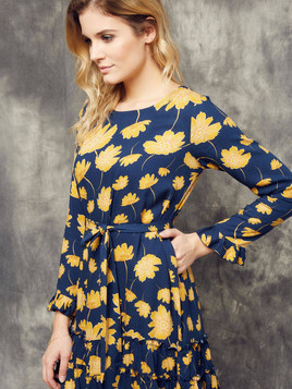 Sukienka w kwiaty Cocomore Boutiqe wiązana w pasie granatowa