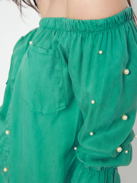 Bluzka z perełkami odsłaniająca ramiona zielona