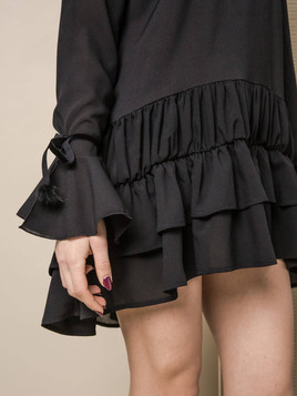 SUKIENKA LEMONADA Z AKSAMITNYMI TASIEMKAMI PRZY RĘKAWACH CZARNA