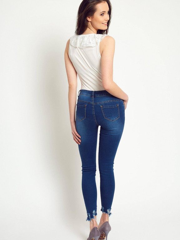 Body z dekoltem w serek i koronką ecru