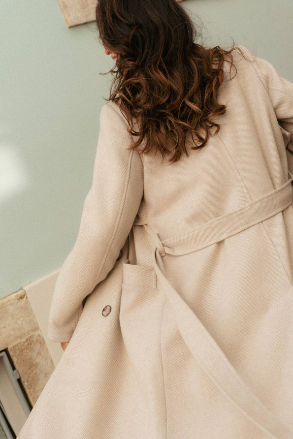 Beżowy płaszcz dwurzędowy z paskiem Blue Shadow