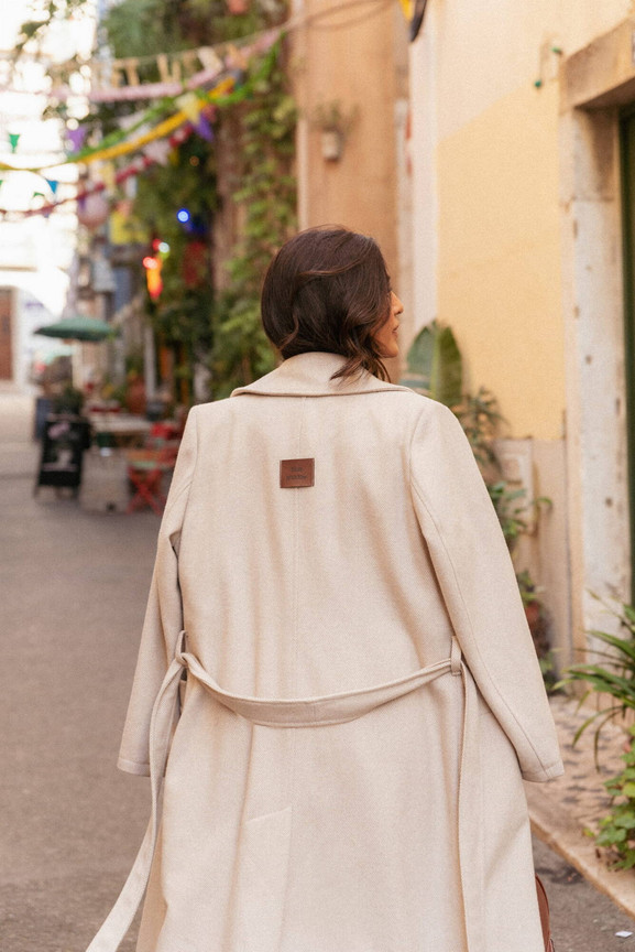 Beżowy płaszcz dwurzędowy z paskiem Blue Shadow