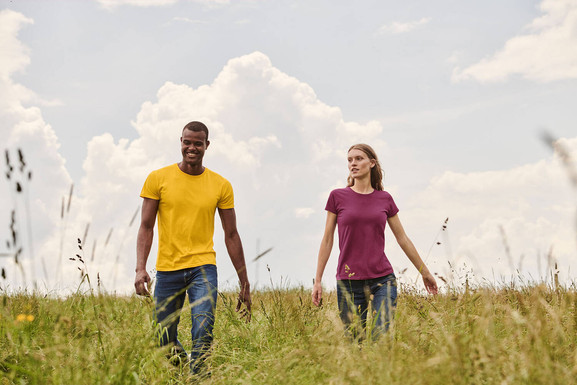 Żółta koszulka męska z czesanej bawełny Iconic rękawem Fruit of the Loom